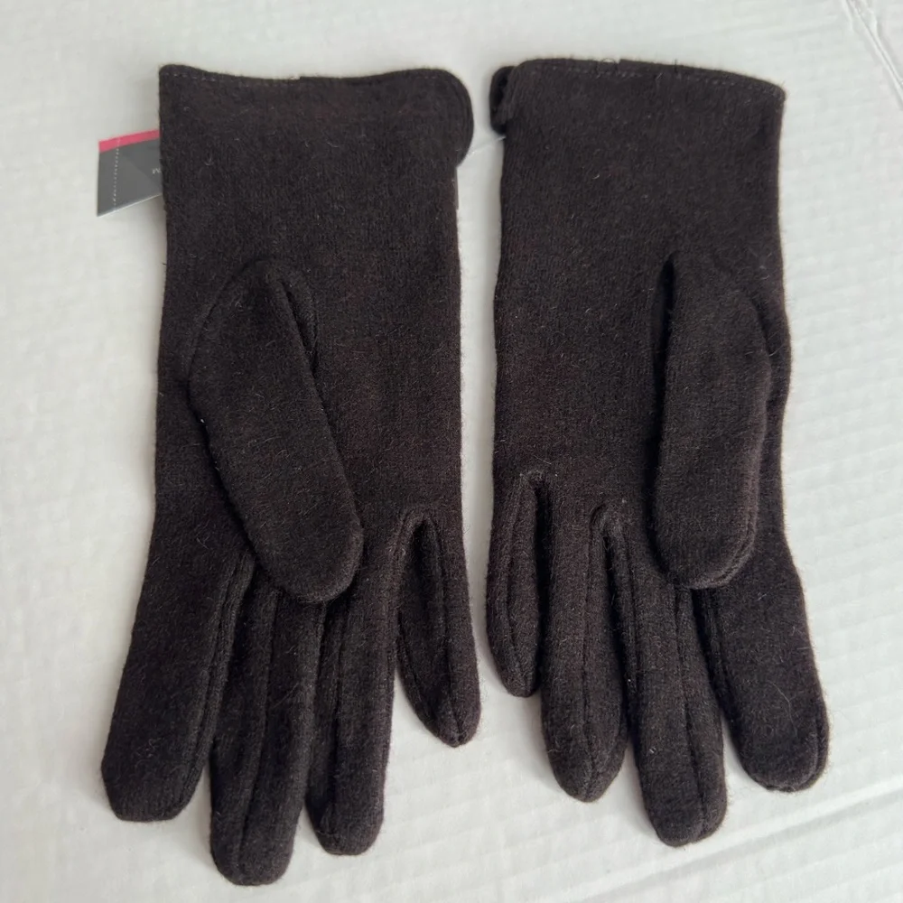 Charlie Peige Elegant brown gloves with Pom Detail size Medium